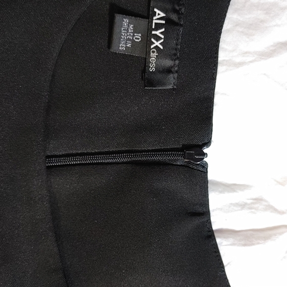 Beautiful knee length Dress - Picture 2 of 3